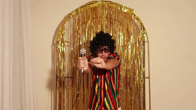 homem cantando samba em festa de carnaval 