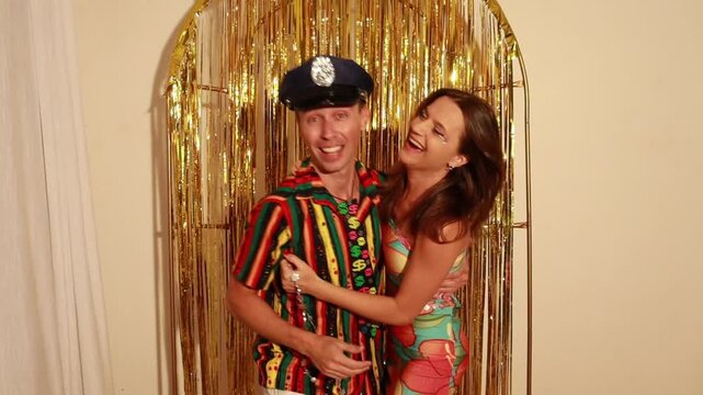casal dan&ccedil;a em festa de carnaval 
