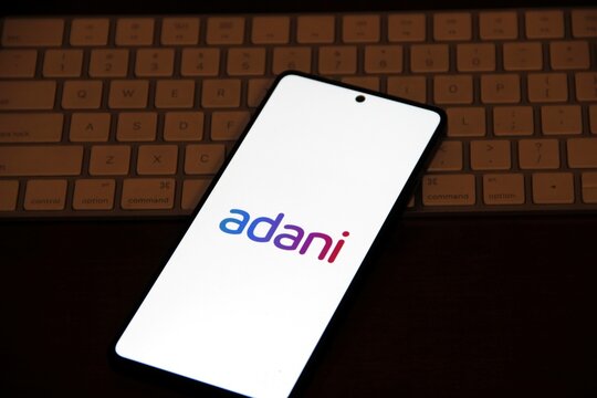 Grupo Adani - Lierado pelo bilion&aacute;rio Gautam Adani, &eacute; um enorme conglomerado multinacional com sede na &Iacute;ndia, atuando em infraestrutura, energia (renov&aacute;vel e carv&atilde;o), portos e log&iacute;stica. 