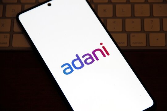Grupo Adani - Lierado pelo bilion&aacute;rio Gautam Adani, &eacute; um enorme conglomerado multinacional com sede na &Iacute;ndia, atuando em infraestrutura, energia (renov&aacute;vel e carv&atilde;o), portos e log&iacute;stica. 