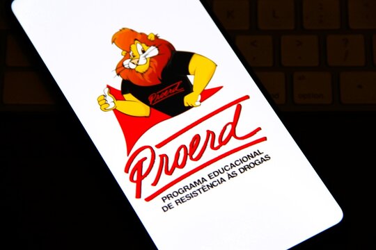 PROERD - Programa Educacional de Resist&ecirc;ncia &agrave;s Drogas e &agrave; Viol&ecirc;ncia - Iniciativa preventiva da Pol&iacute;cia Militar, desenvolvida em escolas, que capacita crian&ccedil;as e adolescentes evitarem o uso de drogas.