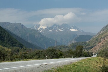 Obraz premium Winding to mountain peaks. Beautiful mountain landscape.