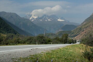 Obraz premium Winding to mountain peaks. Beautiful mountain landscape.