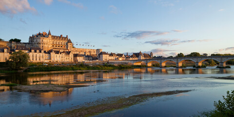 Fototapeta premium La Loire coulant au pied du château et de la ville d'Amboise un soir d'été
