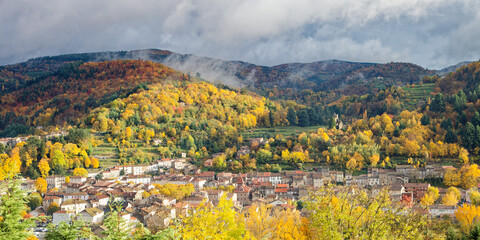 L'automne est arrivé sur la petite ville de Lamastre en Ardèche du nord © Hervé Rouveure