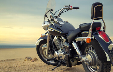 Obraz premium A motorcycle rests beneath a vibrant sunset sky, evoking freedom, adventure, and independence, symbolizing open roads, personal journeys, and the endless desire to explore new horizons.