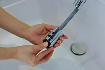 Pull out the retractable faucet