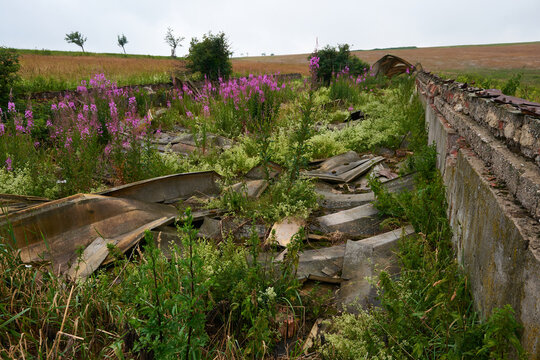 Ruine in der Landschaft - Verg&auml;nglichkeit