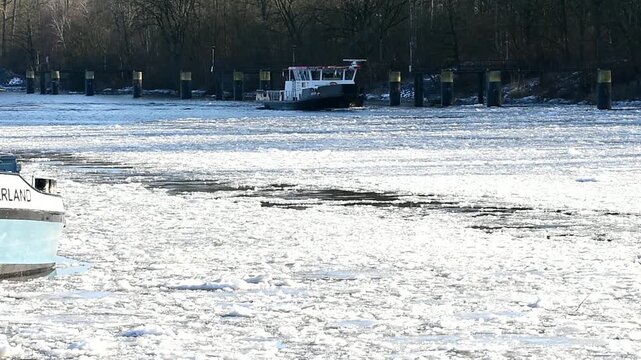 Eisbrecher BIBER zerkleinert Eis auf der Elbe bei Geesthacht	
