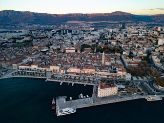 Obraz premium Horizontal aerial panorama of Split old town and Riva embankment. Diocletian's Palace and scenic mountains at sunset in Croatia.