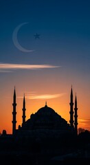 Naklejka premium Silhouette of mosque at sunset with crescent moon.