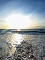 Obraz premium Sun Reflection on Ocean Waves at Sunrise