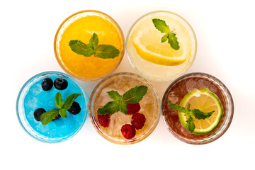 Naklejka premium Assortment of refreshing summer drinks with mint and fruit garnish, vibrant cocktails for a party or celebration