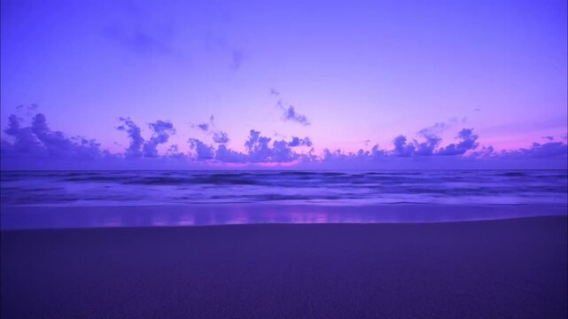 Time lapse de un atardecer de verano en la playa, con el sol ocult&aacute;ndose en el horizonte, colores c&aacute;lidos en el cielo y movimiento suave de nubes y mar.