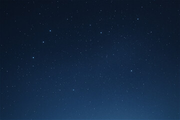 Naklejka premium Dark blue night sky background with scattered stars. Deep space texture with gradient tones, suitable for astronomy themes, science projects, fantasy design and cosmic backgrounds.