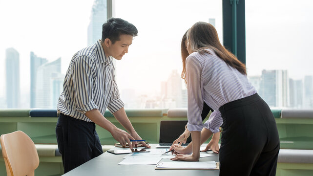 A group of young business leaders, Generation Y and Z, are brainstorming, analyzing, planning, and developing businesses.