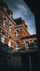 Obraz premium Détails d'une façade flamande historique en pierre sculptée et brique à Lille, France