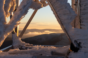 Malowniczy zachód słońca w zimowych Bieszczadach, góry pokryte śniegiem o złotej godzinie. © W Podróży do Chmur