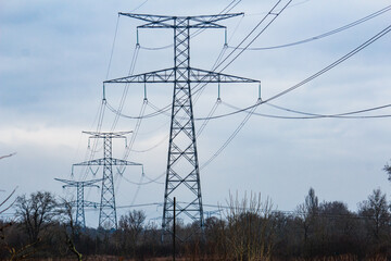 Alignement de pyl&ocirc;nes haute tension