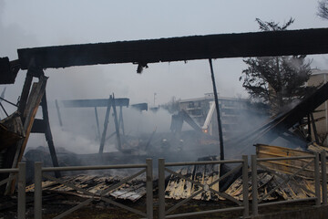 Restes de b&acirc;timents d&eacute;truits par un incendie
