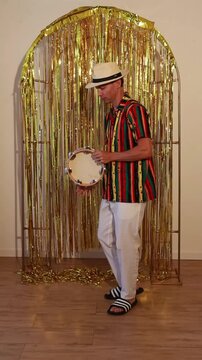 homem engra&ccedil;ado  se diverte em festa de carnaval 
