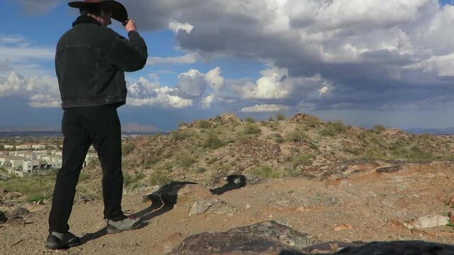 Cowboy face au d&eacute;sert de Phoenix au coucher du soleil &ndash; Vid&eacute;o HD