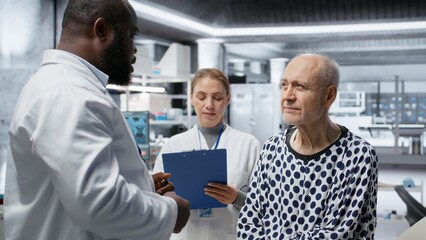 Obraz premium Laboratory scientist monitoring a patient during a clinical procedure, studying treatment dosage effects and reactions for drug testing. Collecting pharmacology data. Camera B.