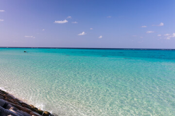 Obraz premium Crystal clear turquoise sea at 17END, Shimoji Island, Okinawa, Japan 沖縄・下地島17END 透き通るエメラルドグリーンの海 