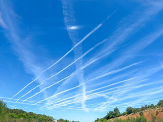 Estelas de avi&oacute;n misteriosas en el cielo, Mysterious airplane contrails in the sky, Mysteri&ouml;se Flugzeugstreifen am Himmel, 空に現れた謎の飛行機雲, Tra&icirc;n&eacute;es d&rsquo;avion myst&eacute;rieuses dans le ciel, Rastros misteriosos 