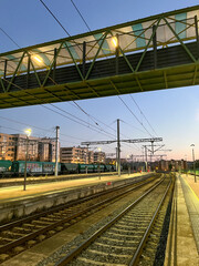 Puente peatonal techado sobre v&iacute;a del tren 2026, Covered pedestrian bridge over railway tracks 2026, &Uuml;berdachte Fu&szlig;g&auml;ngerbr&uuml;cke &uuml;ber Bahngleise 2026, 鉄道上の屋根付き歩道橋2026, Passerelle pi&eacute;tonne couverte au-d