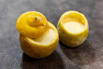 Helado de lim&oacute;n servido en la c&aacute;scara de lim&oacute;n, Lemon ice cream served in lemon peel, Zitroneneis in Zitronenschale serviert, Glace au citron servie dans une &eacute;corce de citron, Sorvete de lim&atilde;o servido