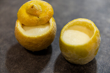 Helado de lim&oacute;n servido en la c&aacute;scara de lim&oacute;n, Lemon ice cream served in lemon peel, Zitroneneis in Zitronenschale serviert, Glace au citron servie dans une &eacute;corce de citron, Sorvete de lim&atilde;o servido