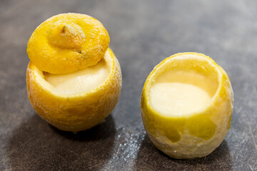 Helado de lim&oacute;n servido en la c&aacute;scara de lim&oacute;n, Lemon ice cream served in lemon peel, Zitroneneis in Zitronenschale serviert, Glace au citron servie dans une &eacute;corce de citron, Sorvete de lim&atilde;o servido