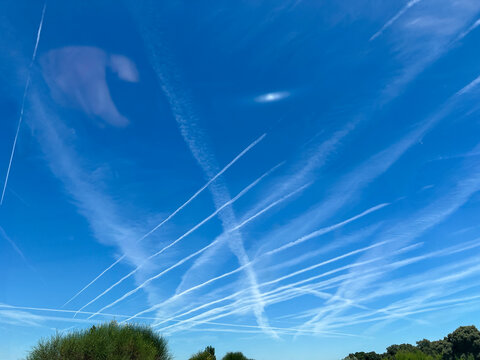 Estelas de avi&oacute;n misteriosas en el cielo, Mysterious airplane contrails in the sky, Mysteri&ouml;se Flugzeugstreifen am Himmel, 空に現れた謎の飛行機雲, Tra&icirc;n&eacute;es d&rsquo;avion myst&eacute;rieuses dans le ciel, Rastros misteriosos 