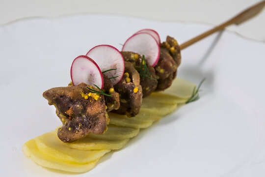 Pincho de ri&ntilde;on y rabanito