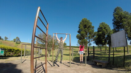 pai e filha treinando juntos em area externa  © Alexandre