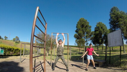 pai e filha treinando juntos em area externa  © Alexandre