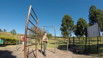 pai e filha treinando juntos em area externa  © Alexandre