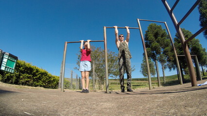 pai e filha treinando juntos em area externa  © Alexandre