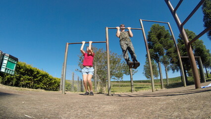 pai e filha treinando juntos em area externa  © Alexandre
