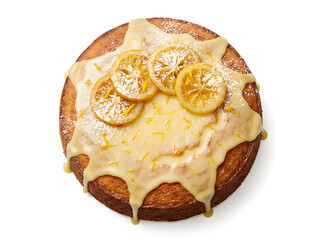 Zitronenkuchen mit Glasur auf wei&szlig;em Hintergrund