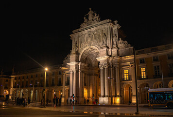 Fototapeta premium Night view of the historic Rua Augusta archway in Lisbon.
