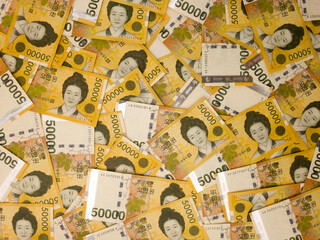 오만원 권 지폐가 가득 놓여 있는 돈 재물 배경화면