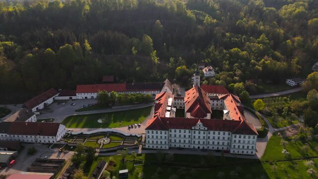 Drohnenansicht des Klosters Schaeftlarn mit dem Praelatengarten einem barocken Parkensemble in Bayern, Deutschland. Umgeben von Natur, Isartal und kulturellem Erbe Benediktiner. Kloster Schaeftlarn. 