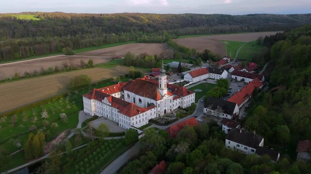 Drohnenansicht des Klosters Schaeftlarn mit dem Praelatengarten einem barocken Parkensemble in Bayern, Deutschland. Umgeben von Natur, Isartal und kulturellem Erbe Benediktiner. Kloster Schaeftlarn. 