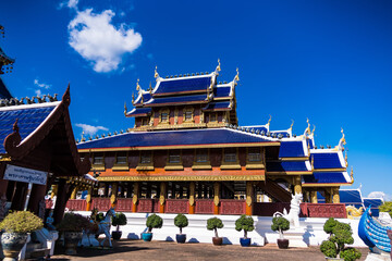 Obraz premium A resplendent temple stands proudly beneath a vibrant blue sky, its intricate details and architecture creating a sense of wonder and spiritual reflection at Chiang Mai Thailand.