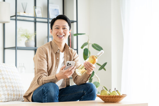 スマホでワインを買うミドルの男性