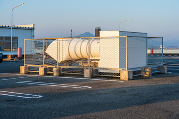 フェンスで囲まれた屋上の空調換気インフラ