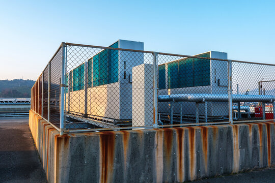 商業施設屋上に設置された空調用配管と大型室外機