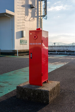 商業施設の屋上に設置された移動式粉末消火設備